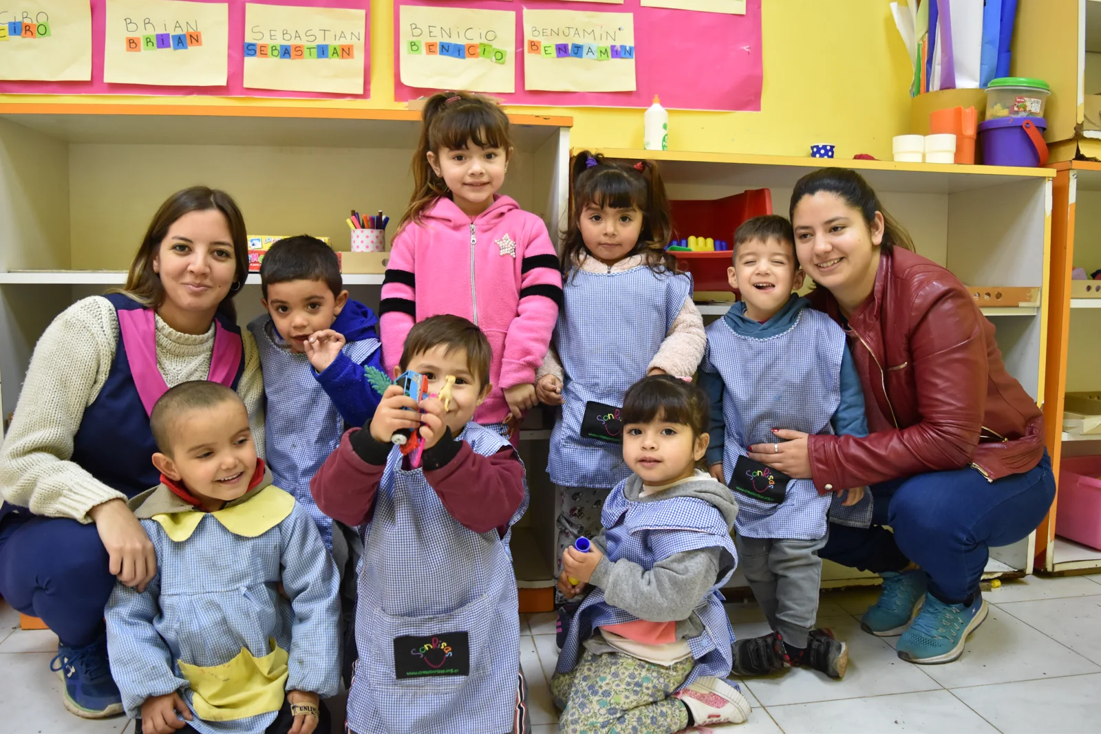Docentes y chicos reunidos en un aula de SonRisas