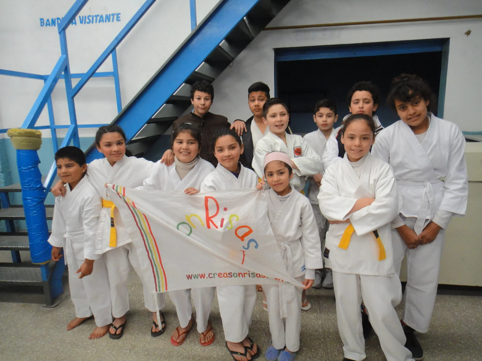 Grupo de chicos con uniformes de artes marciales en SonRisas