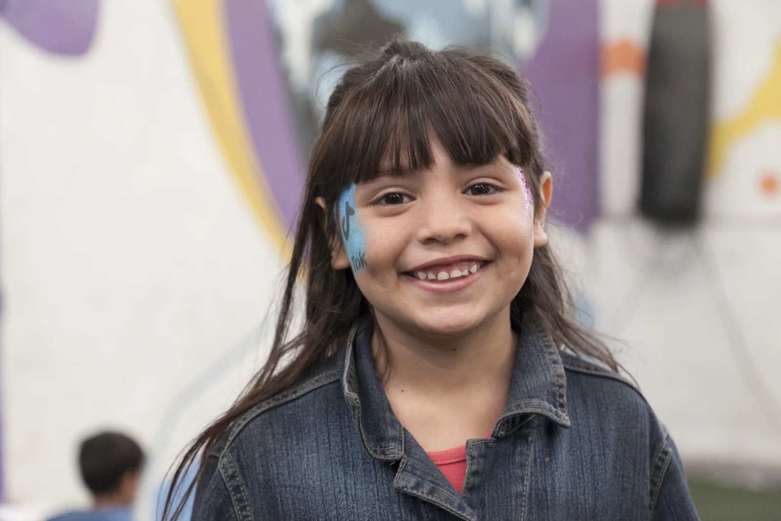 Una chica sonríe en una actividad de SonRisas