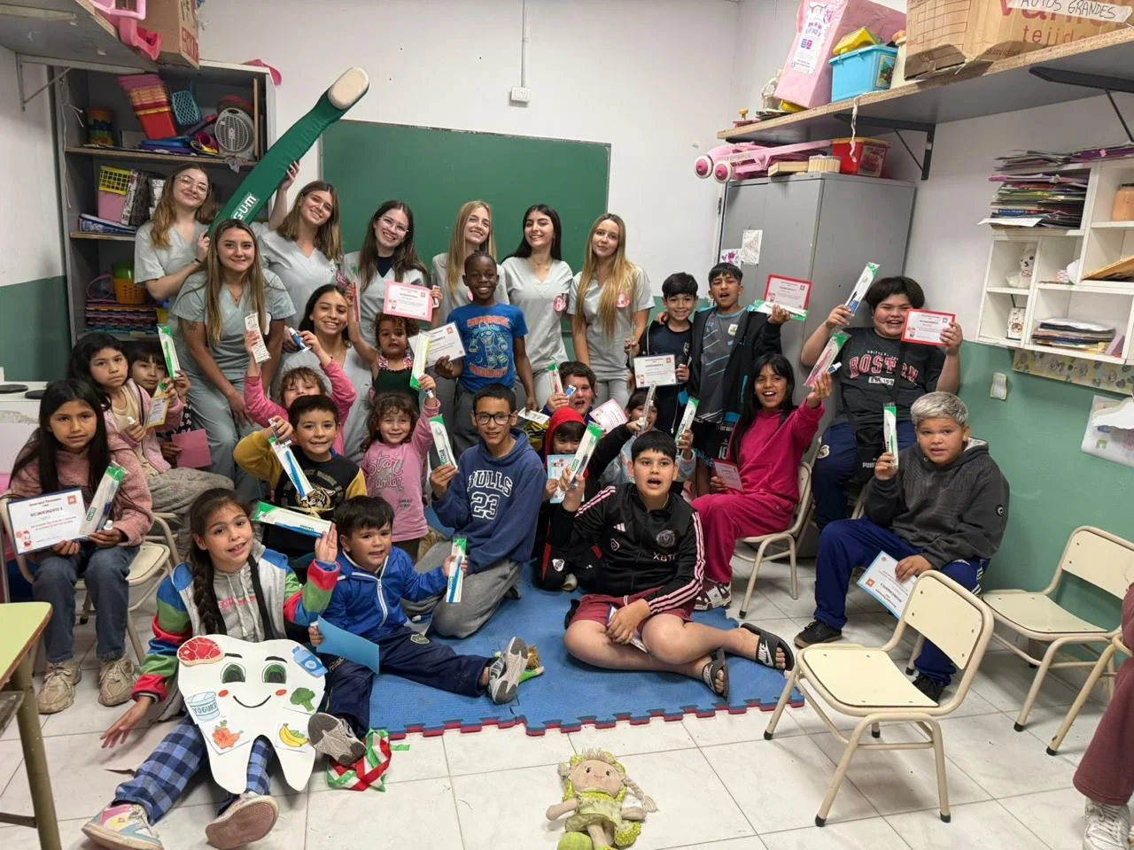 Chicos y adultos comparten una actividad grupal en SonRisas