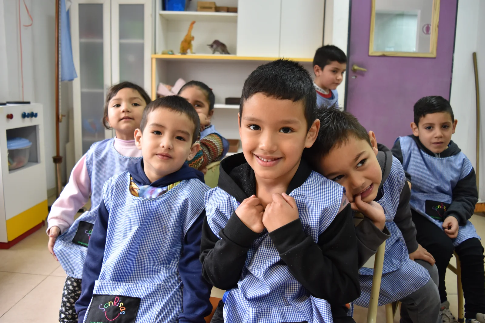 Chicos de SonRisas compartiendo una actividad educativa